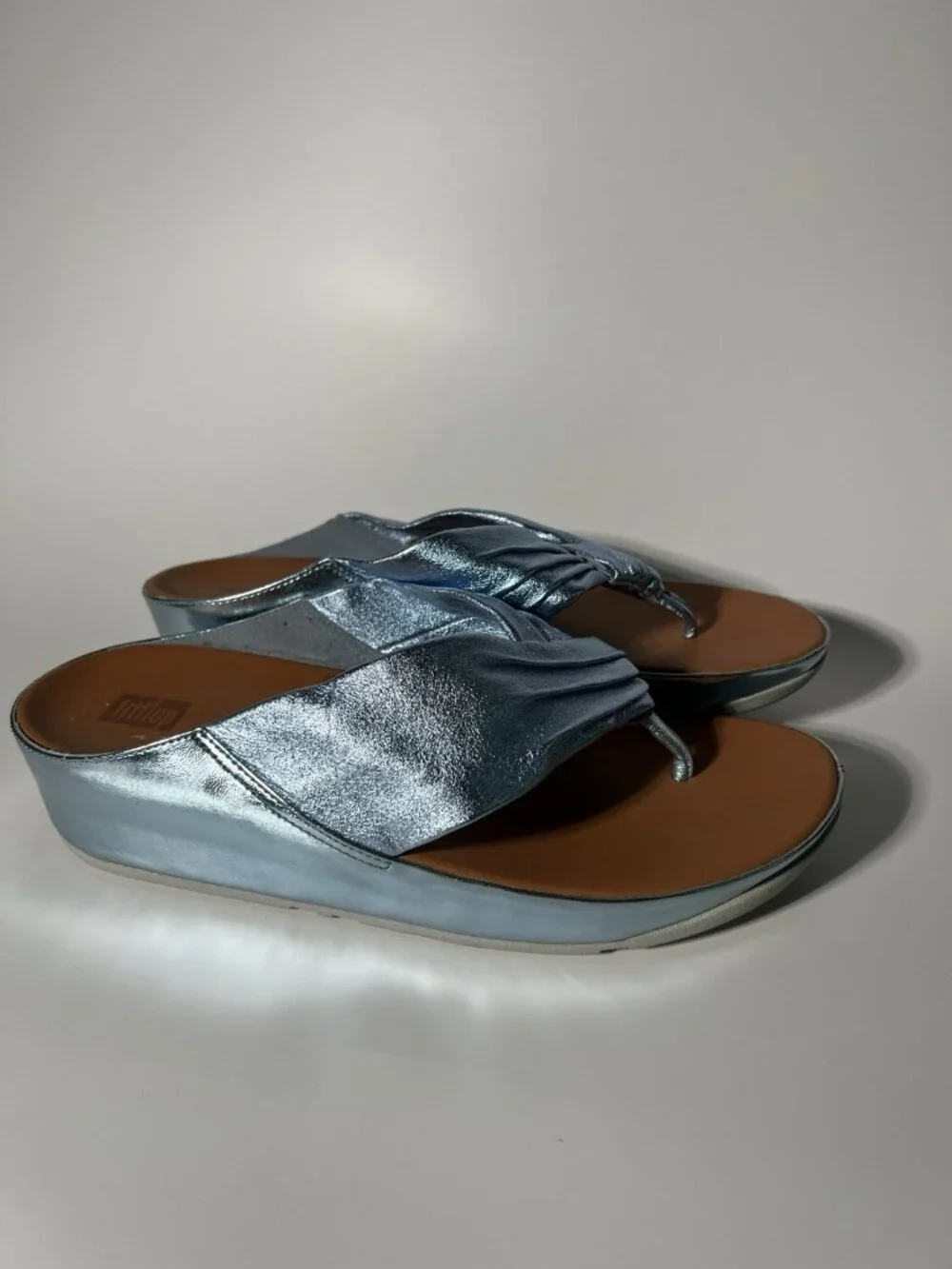 FitFlop Women’s Metallic Light Blue Leather Thong Sandals Size 9